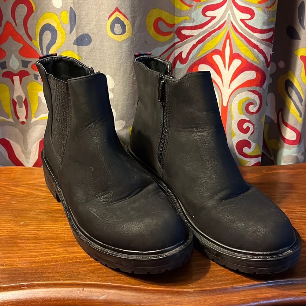Madden Girl Chelsea Boots in Black with Chunky Heel Size 7.5